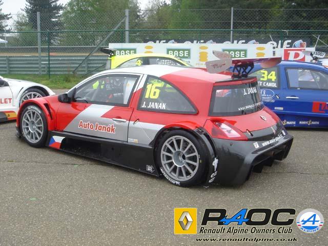 Zolder-05-blak-red-megane-trophy-side-sf